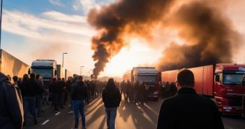 Protestaktion der Bayerischen Logistikbranche: Forderung nach (Foto: AdobeStock - Lazy_Bear 687571314)