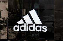 Adidas ist ein globales Unternehmen mit Wurzeln in Deutschland, das für Innovation im Sportartikelmarkt bekannt ist (Foto: AdobeStock 283043772 ink drop)