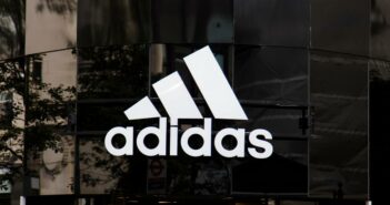 Adidas ist ein globales Unternehmen mit Wurzeln in Deutschland, das für Innovation im Sportartikelmarkt bekannt ist (Foto: AdobeStock 283043772 ink drop)