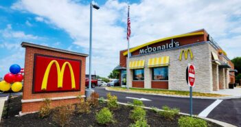 Die Gründung von McDonald’s in den USA markierte den Beginn einer globalen Fast-Food-Ära. (Foto: AdobeStock-866808606 Refrina)