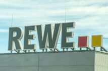 Die Zentrale der Rewe Group in Köln symbolisiert das Zentrum eines internationalen Unternehmens. (Foto: AdobeStock 592782226-Annabell Gsödl)