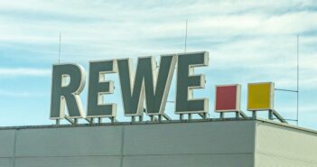 Die Zentrale der Rewe Group in Köln symbolisiert das Zentrum eines internationalen Unternehmens. (Foto: AdobeStock 592782226-Annabell Gsödl)