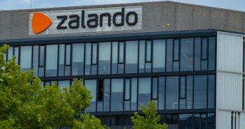 Zalando-Logo auf der Unternehmenszentrale in Berlin (Foto: AdobeStock 945640349- kittyfly)