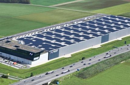 Erfolgreiche Fertigstellung einer Photovoltaik-Anlage in Ulm (Foto: Seifert Logistics GmbH)